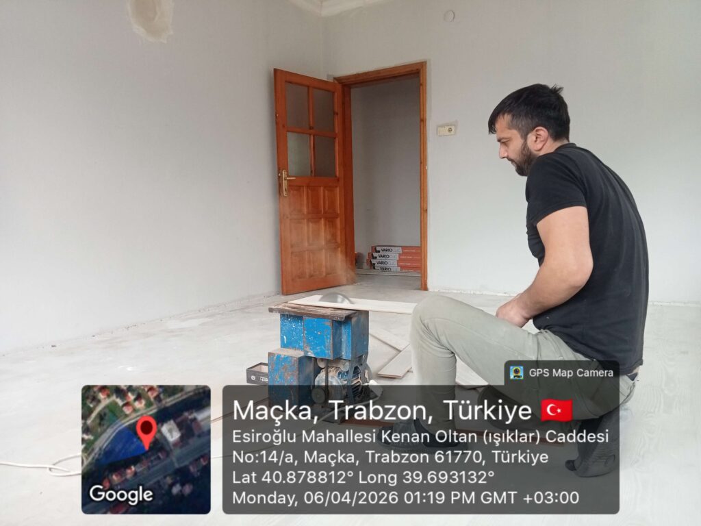 Trabzon Laminat Parke ustamız görselde profesyonel makine ile parke kesiyor görselde Maçka konum etiketi bulunuyor Trabzon laminat parke hizmeti veriyor